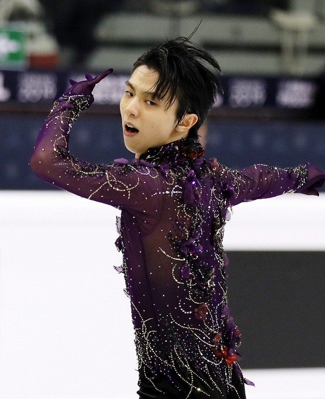 男子フリーで演技する羽生結弦＝イタリア・トリノのパラベラ競技場で２０１９年１２月７日、貝塚太一撮影