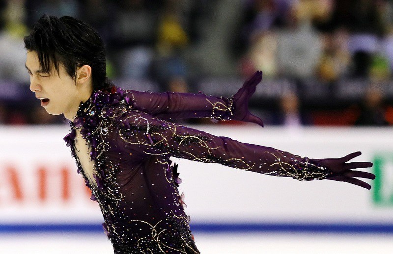 男子フリーで演技する羽生結弦＝イタリア・トリノのパラベラ競技場で２０１９年１２月７日、貝塚太一撮影