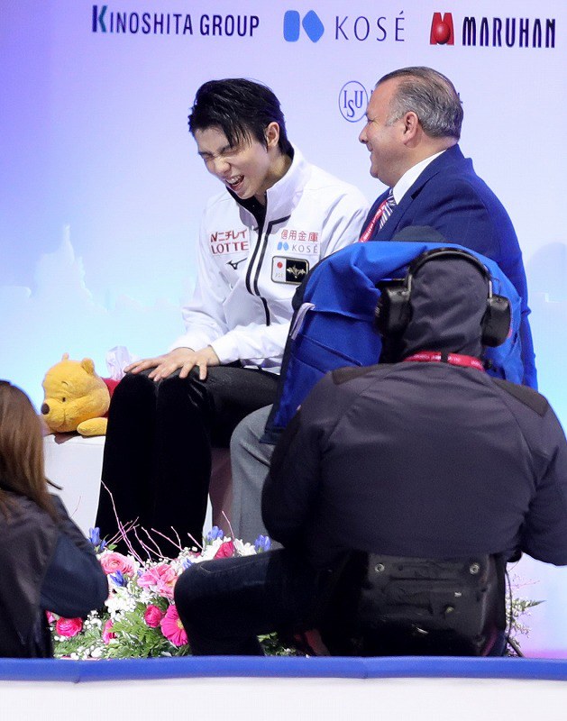 男子フリーの演技を終え、キスアンドクライでジスラン・ブリアンコーチに話をする羽生結弦＝イタリア・トリノのパラベラ競技場で２０１９年１２月７日、貝塚太一撮影