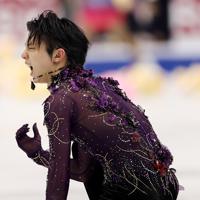 男子フリーの演技を終えて苦しそうな表情を見せる羽生結弦＝イタリア・トリノのパラベラ競技場で２０１９年１２月７日、貝塚太一撮影