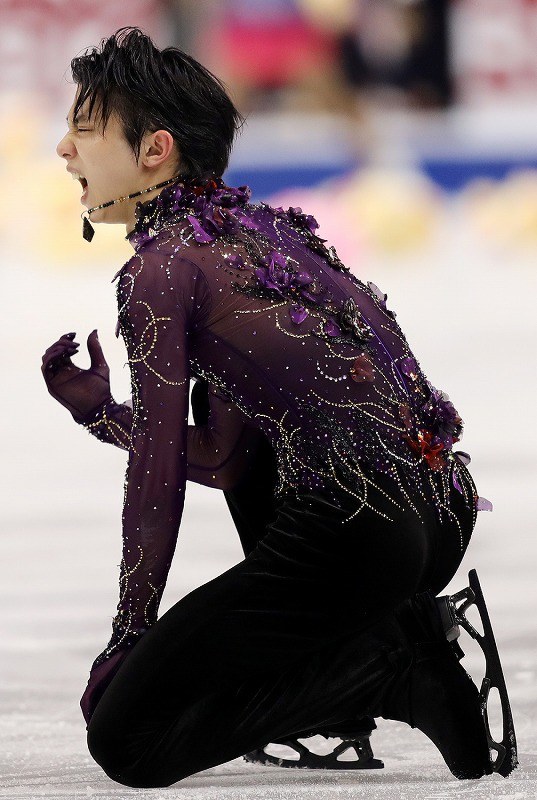 男子フリーの演技を終えて苦しそうな表情を見せる羽生結弦＝イタリア・トリノのパラベラ競技場で２０１９年１２月７日、貝塚太一撮影