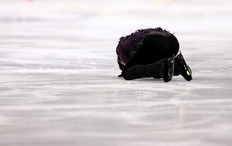 男子フリーを終え、リンクでうずくまる羽生結弦＝イタリア・トリノのパラベラ競技場で２０１９年１２月７日、貝塚太一撮影