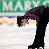 男子フリーを終え、険しい表情で頭を下げる羽生結弦＝イタリア・トリノのパラベラ競技場で２０１９年１２月７日、貝塚太一撮影