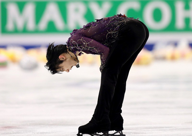 男子フリーを終え、険しい表情で頭を下げる羽生結弦＝イタリア・トリノのパラベラ競技場で２０１９年１２月７日、貝塚太一撮影