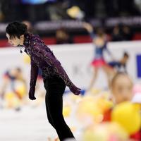 男子フリーを終え、険しい表情の羽生結弦＝イタリア・トリノのパラベラ競技場で２０１９年１２月７日、貝塚太一撮影