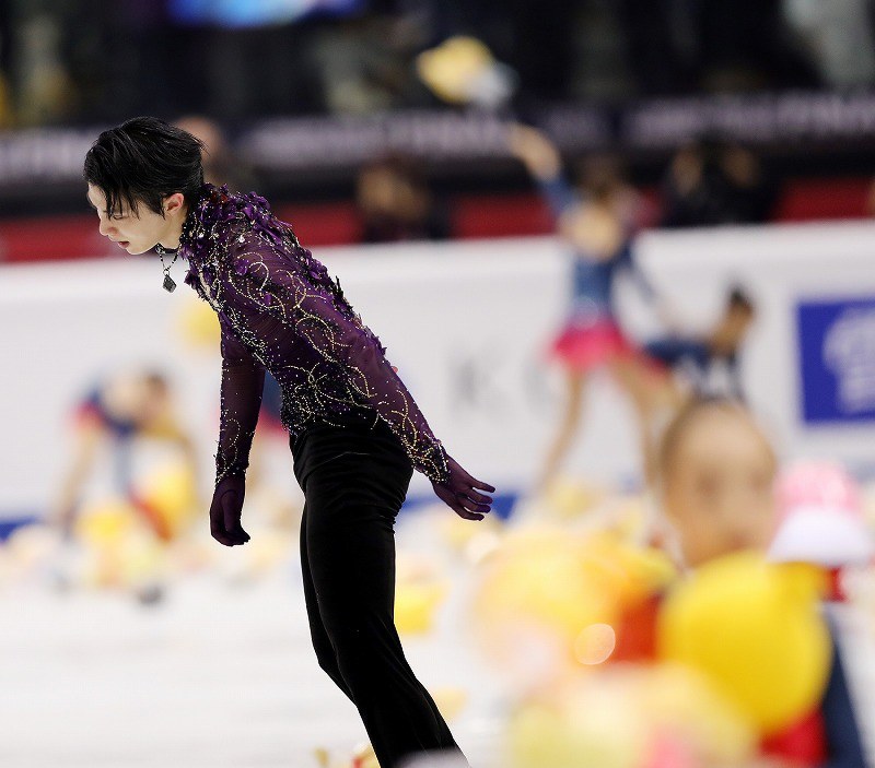 男子フリーを終え、険しい表情の羽生結弦＝イタリア・トリノのパラベラ競技場で２０１９年１２月７日、貝塚太一撮影