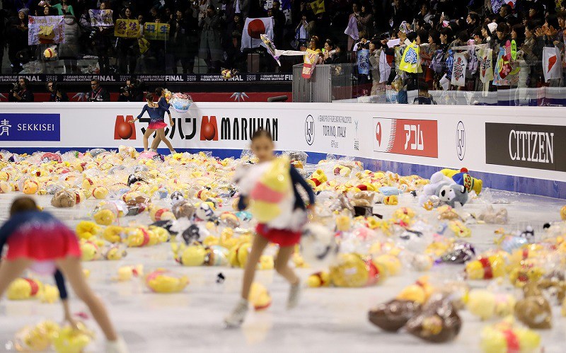 男子フリーで羽生結弦の演技が終わり、リンクに投げ込まれた「くまのプーさん」のぬいぐるみ＝イタリア・トリノのパラベラ競技場で２０１９年１２月７日、貝塚太一撮影