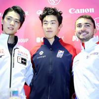 記者会見前に撮影に応じる（左から）２位の羽生結弦、１位の米国のネーサン・チェン、３位のフランスのケビン・エイモズ＝イタリア・トリノのパラベラ競技場で２０１９年１２月７日、貝塚太一撮影