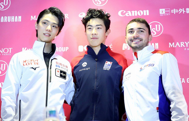 記者会見前に撮影に応じる（左から）２位の羽生結弦、１位の米国のネーサン・チェン、３位のフランスのケビン・エイモズ＝イタリア・トリノのパラベラ競技場で２０１９年１２月７日、貝塚太一撮影