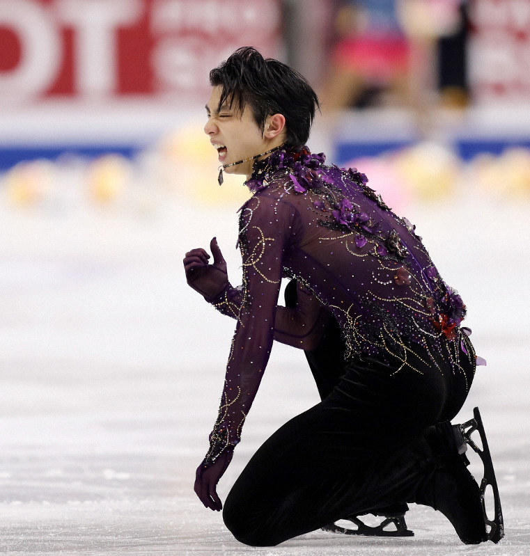 男子フリーの演技直後に苦しそうな表情を見せる羽生結弦＝イタリア・トリノのパラベラ競技場で2019年12月7日、貝塚太一撮影