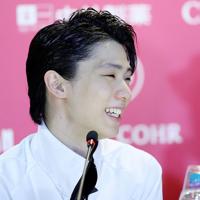 記者会見で１位の米国のネーサン・チェンのことを語る羽生結弦＝イタリア・トリノのパラベラ競技場で２０１９年１２月７日、貝塚太一撮影