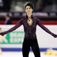 男子フリーの演技を終え、汗だくで観客の声援に応える羽生結弦＝イタリア・トリノのパラベラ競技場で２０１９年１２月７日、貝塚太一撮影