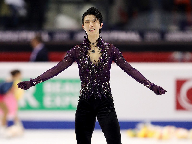 男子フリーの演技を終え、汗だくで観客の声援に応える羽生結弦＝イタリア・トリノのパラベラ競技場で２０１９年１２月７日、貝塚太一撮影