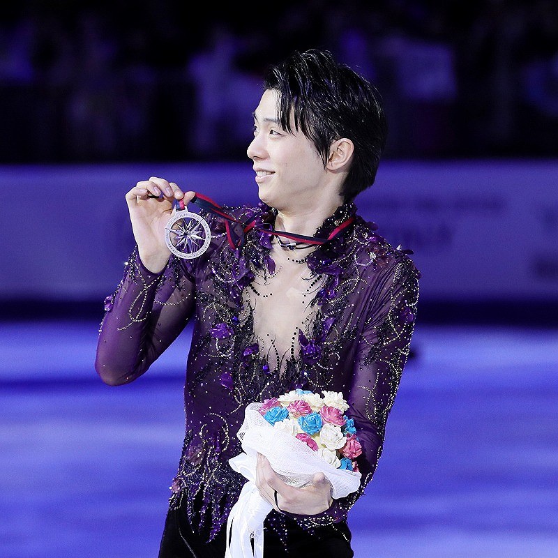 恐縮しながら笑顔になる羽生結弦＝イタリア・トリノのパラベラ競技場で２０１９年１２月７日、貝塚太一撮影