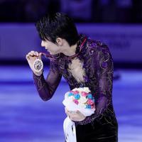 肩をすぼめながら会釈する羽生結弦＝イタリア・トリノのパラベラ競技場で２０１９年１２月７日、貝塚太一撮影