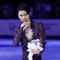 米国のネーサン・チェンの方に手を伸ばして、気を使う羽生結弦＝イタリア・トリノのパラベラ競技場で２０１９年１２月７日、貝塚太一撮影