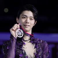 メダルを手に笑顔を見せる羽生結弦＝イタリア・トリノのパラベラ競技場で２０１９年１２月７日、貝塚太一撮影