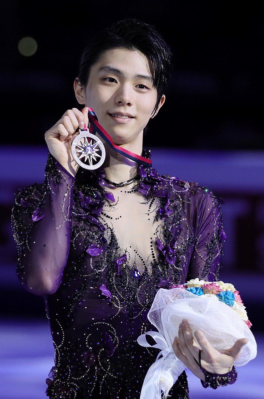 メダルを手に笑顔を見せる羽生結弦＝イタリア・トリノのパラベラ競技場で２０１９年１２月７日、貝塚太一撮影