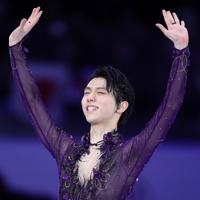 表彰式でファンの声援に応える羽生結弦＝イタリア・トリノのパラベラ競技場で２０１９年１２月７日、貝塚太一撮影