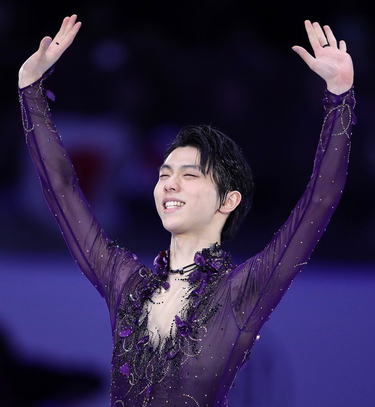 表彰式でファンの声援に応える羽生結弦＝イタリア・トリノのパラベラ競技場で２０１９年１２月７日、貝塚太一撮影