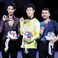 表彰式でメダルを手にする（左から）羽生結弦、米国のネーサン・チェン、フランスのケビン・エイモズ＝イタリア・トリノのパラベラ競技場で２０１９年１２月７日、貝塚太一撮影