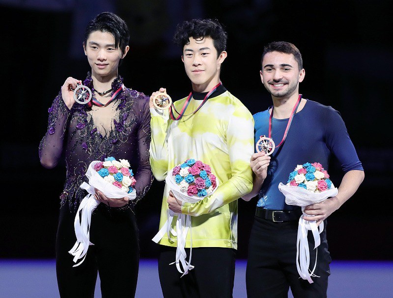 表彰式でメダルを手にする（左から）羽生結弦、米国のネーサン・チェン、フランスのケビン・エイモズ＝イタリア・トリノのパラベラ競技場で２０１９年１２月７日、貝塚太一撮影