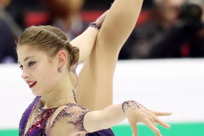 女子フリーで演技する優勝したロシアのアリョーナ・コストルナヤ＝イタリア・トリノのパラベラ競技場で2019年12月7日、貝塚太一撮影