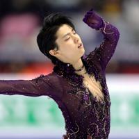 男子フリーで演技する羽生結弦＝イタリア・トリノのパラベラ競技場で2019年12月7日、貝塚太一撮影