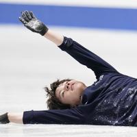 公式練習でジャンプを失敗し、リンクに寝転ぶ宇野昌磨＝東京・国立代々木競技場で２０１９年１２月１８日、佐々木順一撮影