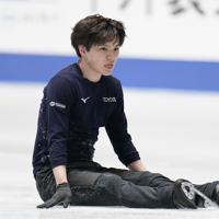 公式練習でジャンプを失敗し、舌を出す宇野昌磨＝東京・国立代々木競技場で２０１９年１２月１８日、佐々木順一撮影