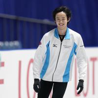 公式練習で宇野昌磨と目が合い、笑顔を見せる島田高志郎＝東京・国立代々木競技場で２０１９年１２月１８日、佐々木順一撮影