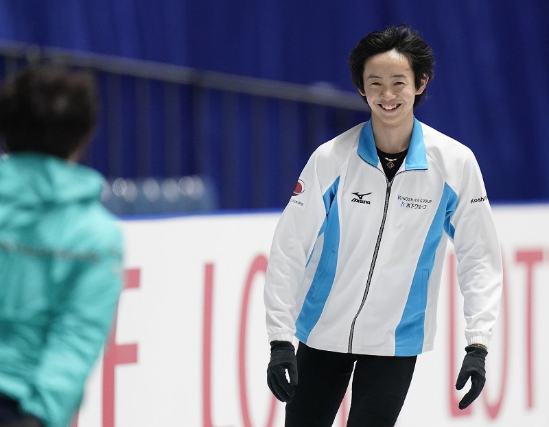 公式練習で宇野昌磨と目が合い、笑顔を見せる島田高志郎＝東京・国立代々木競技場で２０１９年１２月１８日、佐々木順一撮影