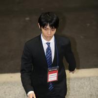 開会式に参加するため会場入りする羽生結弦＝東京・国立代々木競技場で２０１９年１２月１８日午後６時２０分、佐々木順一撮影