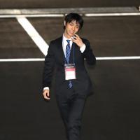 開会式に参加するため会場入りする羽生結弦＝東京・国立代々木競技場で２０１９年１２月１８日午後６時２０分、佐々木順一撮影