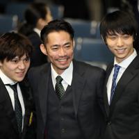 開会式を終え笑顔を見せる（右から）羽生結弦、高橋大輔、宇野昌磨＝東京・国立代々木競技場で２０１９年１２月１８日午後７時３分、佐々木順一撮影