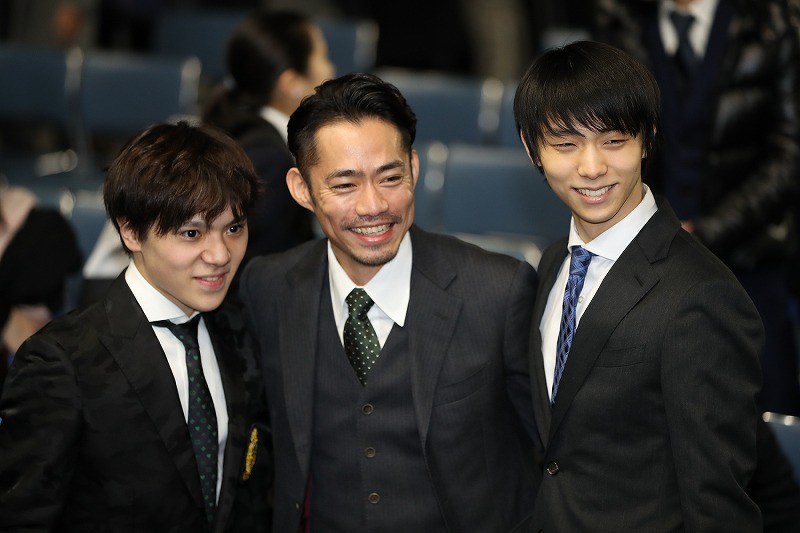 開会式を終え笑顔を見せる（右から）羽生結弦、高橋大輔、宇野昌磨＝東京・国立代々木競技場で２０１９年１２月１８日午後７時３分、佐々木順一撮影