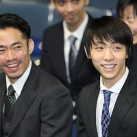 フィギュアスケート全日本選手権の滑走順の抽選で、笑顔を見せる（右から）羽生結弦、高橋大輔＝東京・国立代々木競技場で2019年12月18日、佐々木順一撮影