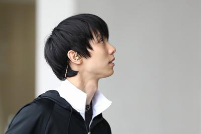 リンクで練習するため、会場に到着した羽生結弦＝東京・国立代々木競技場で２０１９年１２月１９日、佐々木順一撮影