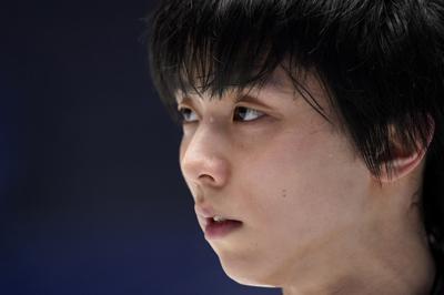 男子ＳＰを前に、公式練習に臨む羽生結弦＝東京・国立代々木競技場で２０１９年１２月２０日、佐々木順一撮影