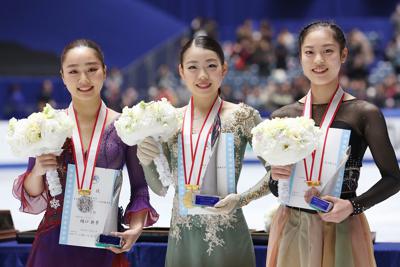 女子の表彰式で笑顔を見せる（左から）２位の樋口新葉、優勝した紀平梨花、３位の川畑和愛＝東京・国立代々木競技場で２０１９年１２月２１日、佐々木順一撮影