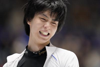 公式練習で笑顔を見せる羽生結弦＝東京・国立代々木競技場で2019年12月21日、佐々木順一撮影