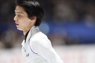 男子フリーを前に、公式練習で調整する羽生結弦＝東京・国立代々木競技場で２０１９年１２月２２日、竹内紀臣撮影