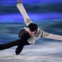 エキシビションで「SEIMEI」の曲に合わせ演技をする羽生結弦＝東京・国立代々木競技場で2019年12月23日、竹内紀臣撮影