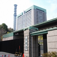 防衛省の正門＝東京都新宿区市谷本村町で2019年3月、本橋和夫撮影