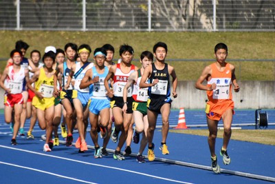 岡山県予選会で好走する倉敷の南坂柚汰（先頭）＝岡山県笠岡市で2020年11月3日午後0時28分、伝田賢史撮影