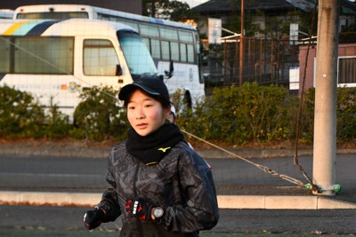 連覇に向け朝練習で走り込む仙台育英の米沢奈々香＝宮城県多賀城市で2020年11月22日午前6時39分、伝田賢史撮影