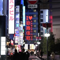 東京都内で新たに822人の新型コロナウイルス感染が確認された日の夜、新宿・歌舞伎町は以前のように多くはないが人通りは絶えなかった＝2020年12月17日、竹内紀臣撮影