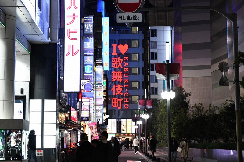 東京都内で新たに822人の新型コロナウイルス感染が確認された日の夜、新宿・歌舞伎町は以前のように多くはないが人通りは絶えなかった＝2020年12月17日、竹内紀臣撮影