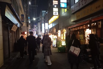 東京・新橋の繁華街で夜10時に閉店する居酒屋から引き揚げる客たち＝2020年12月22日午後9時59分、原田啓之撮影