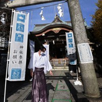 感染防止策が書かれたのぼりをたてるなど、対策を講じている白鬚神社＝東京都墨田区で2020年11月、竹内紀臣撮影